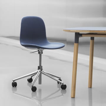 Form chair drehbar, 5W Bürostuhl - Blau, Schwarzes Aluminium, Rollen - Normann Copenhagen