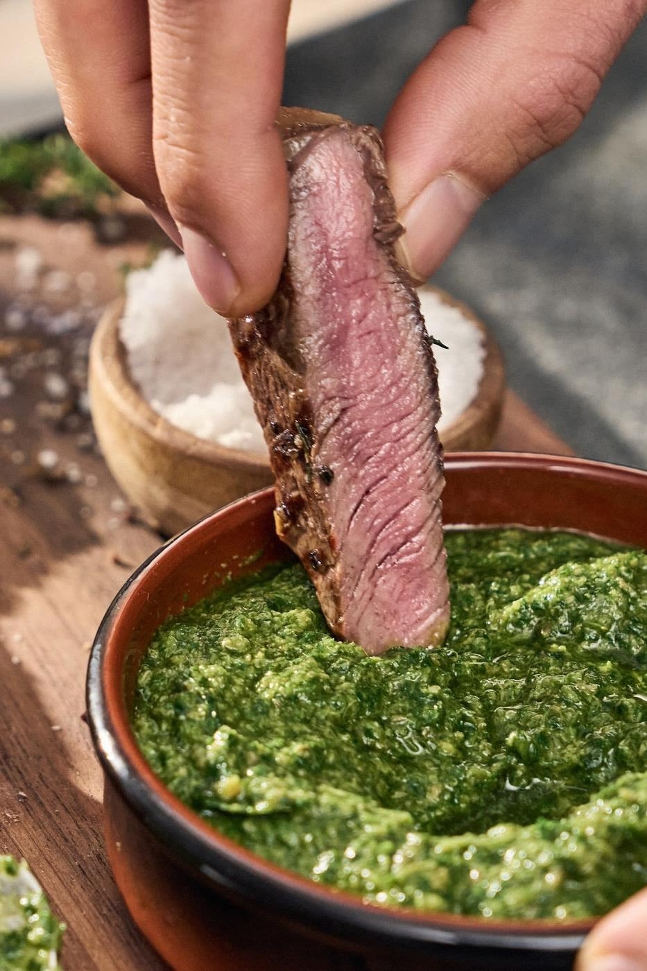 Schneiden Sie Ihr Steak nach dem Braten in Streifen und servieren Sie es mit Chimichurri.