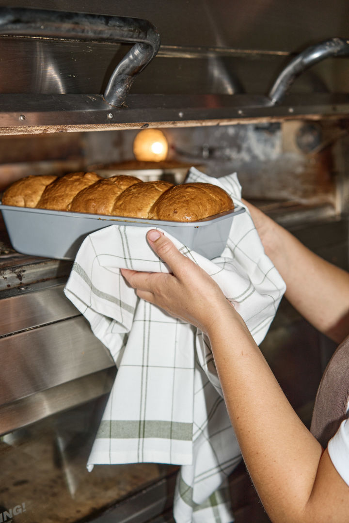 Hier holt Lilian gerade ein fertiges Brioche-Brot in einer Kastenform von Nordwik aus dem Ofen.