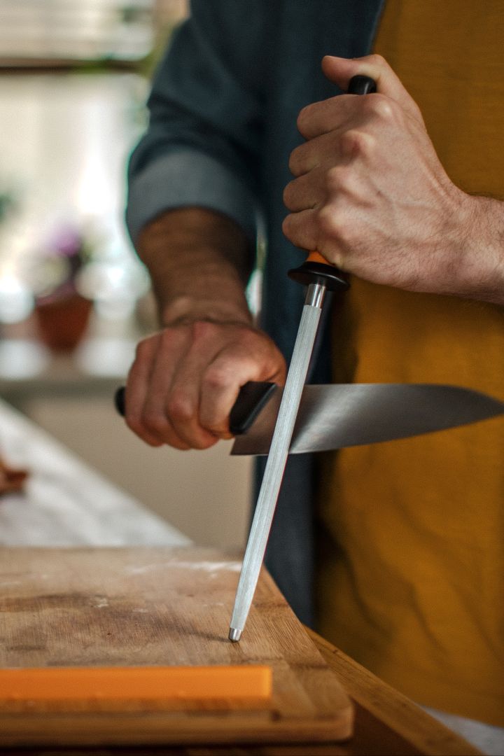 Ein Wetzstahl wie der Functional Form von Fiskars ermöglicht eine unkomplizierte Handhabung während des Schärfens Ihrer Messer.