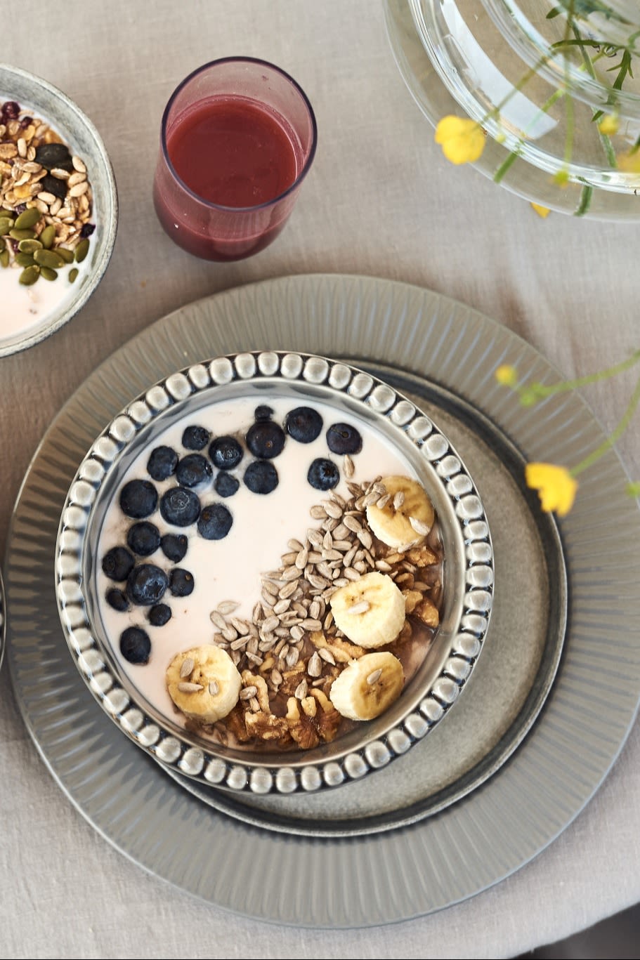 Eine Smoothie Bowl mit Banane und Blaubeeren eignet sich nicht nur als perfektes Frühstück für den Veganuary, sondern ist auch lecker und gesund.