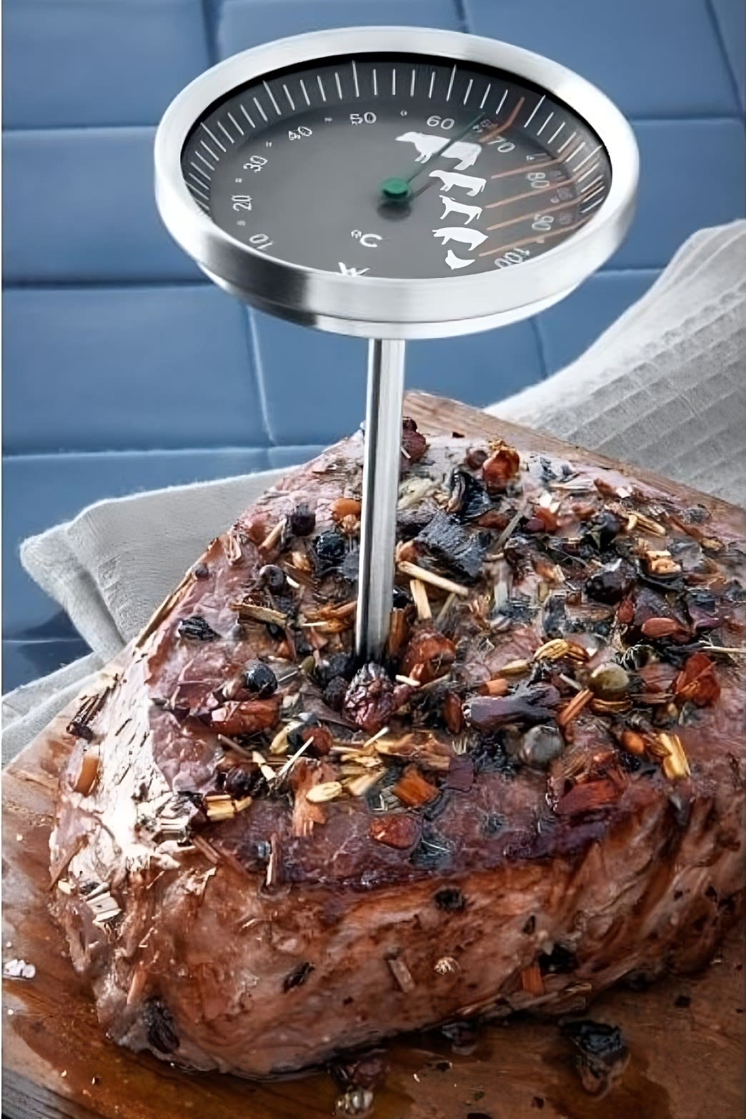 Das Steakthermometer von WMF im Fleisch sorgt dafür, dass Ihr Steak im Ofen perfekt gelingt.