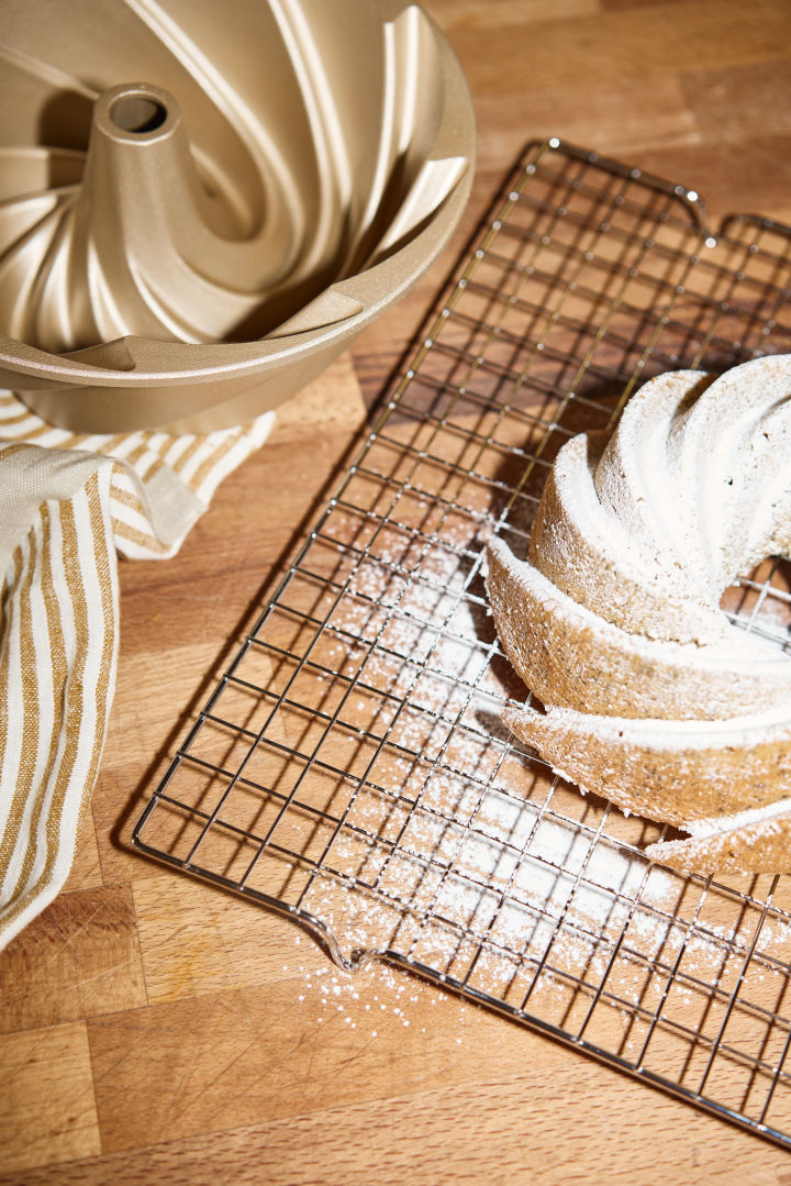 Lilian bietet auch kunstvolle Rührkuchen an, welche sie in den kreativen Formen von Nordwik backt und auf einem Gitter auskühlen lässt, bevor sie sie mit Puderzucker bestäubt.