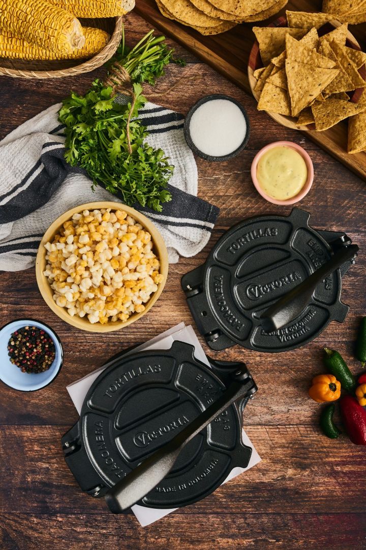 Ob wir selbstgemachte Tortillas oder zum Pressen von Tofu - eine Tortillapresse ist ein nützliches Utensil für Hobbyköche und somit ein tolles Geschenk.