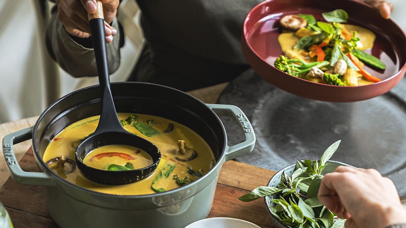 Ein Curry mit viel Gemüse ist das perfekte Gericht für den Veganuary. Dazu eignet sich ein großer Keramiktopf wie dieser von Staub gut für große Mengen.