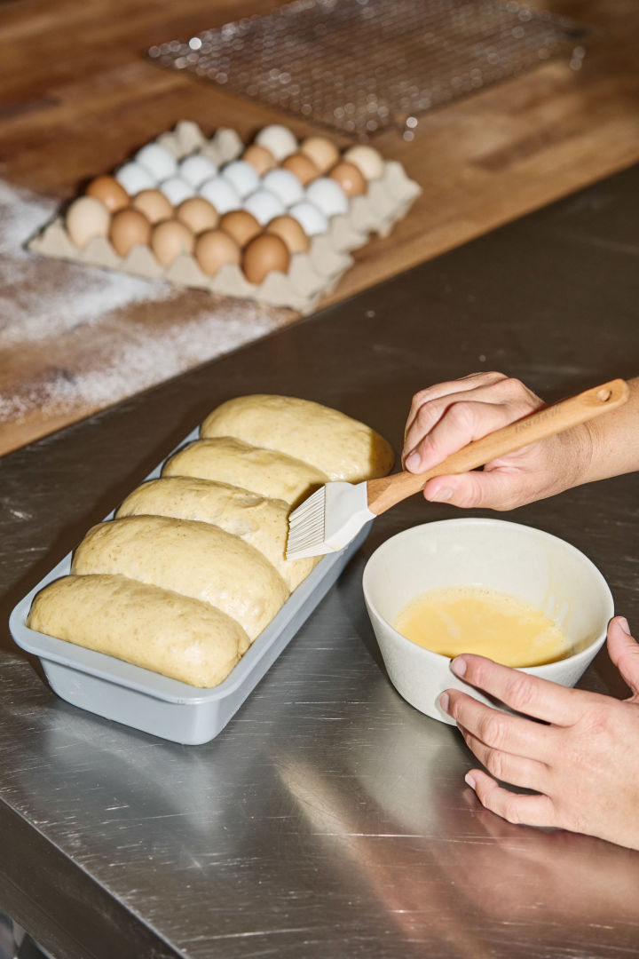 Um dem Brioche-Brot das richtige Finish zu verleihen, bepinselt es Lilian vor dem Backen mit Eigelb.