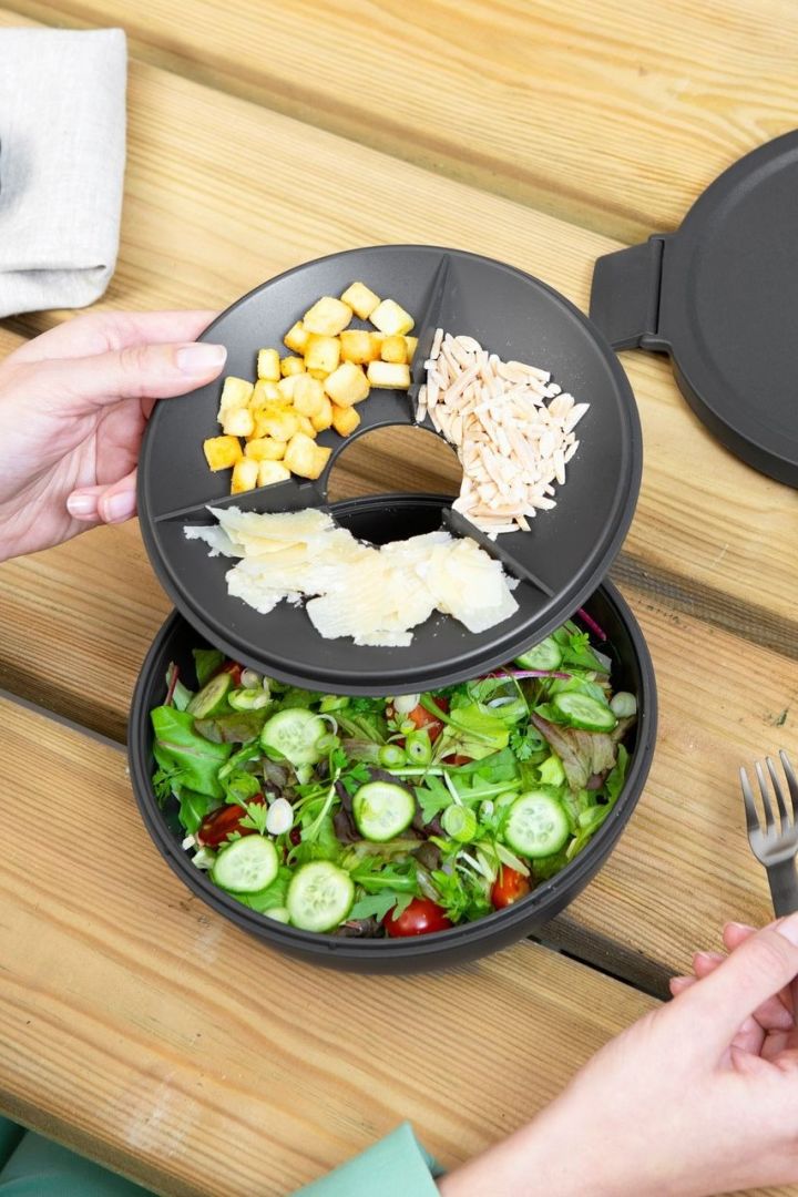 Wer sich die Zeit nimmt, Essen liebevoll zuzubereiten, der möchte es auch unterwegs entsprechend genießen. Mit der Make & Take Salatschale von Brabantia haben Sie die Möglichkeit, einzelne Komponenten voneinander getrennt aufzubewahren.