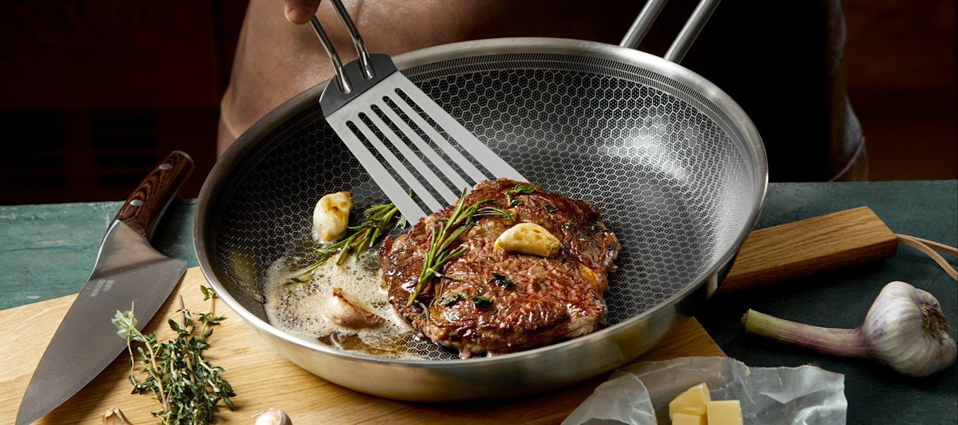 So braten Sie das perfekte Steak: Braten Sie es in ausreichend Butter und aromatisieren Sie es am Ende mit mit Knoblauch und Rosmarin in einer geeigneten Pfanne.