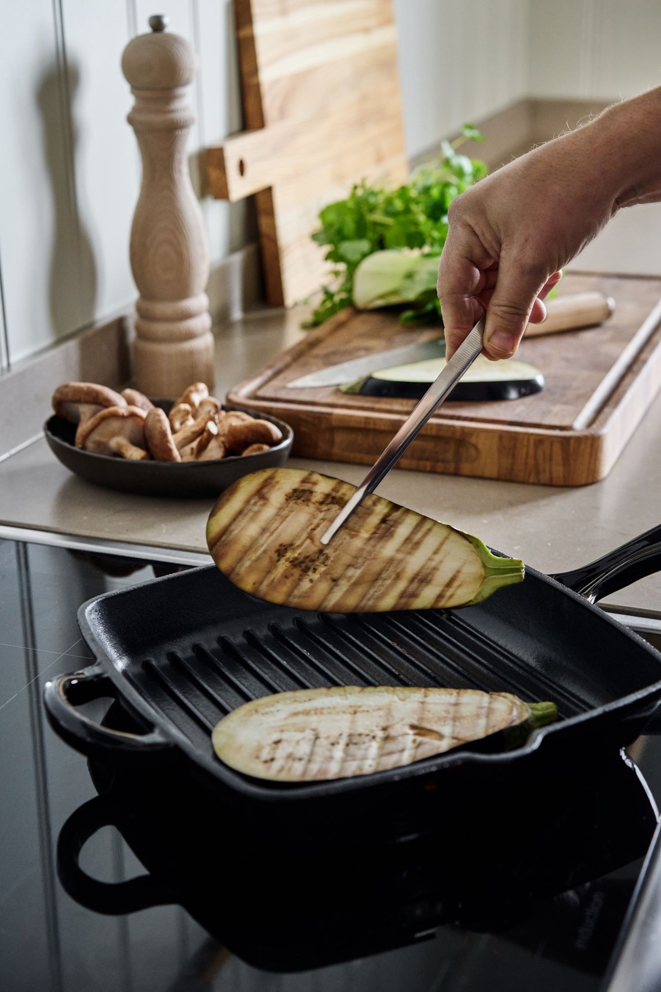 Eine gute Grillpfanne wie diese von Nordwik ist während des Veganuary unverzichtbar, beispielsweise um leckere Auberginen zu braten.