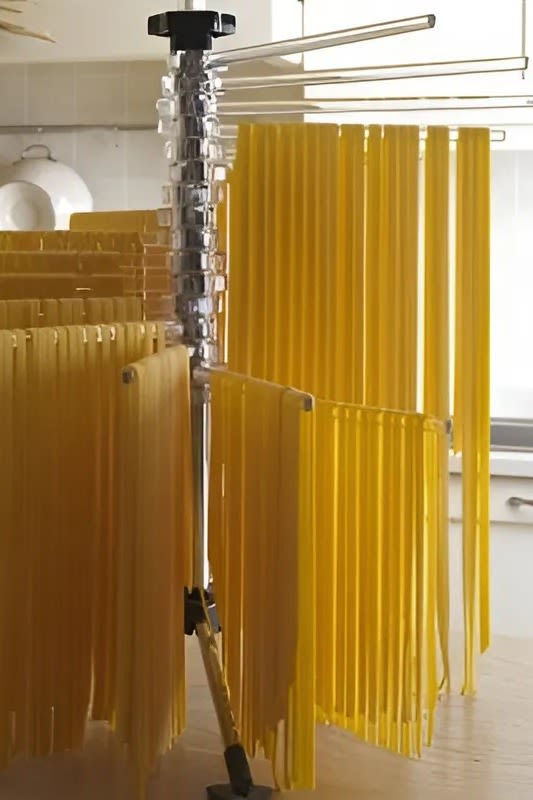 Für Hobbyköche, die selbstgemachte Pasta bevorzugen, ist dieses Trockengestell von Marcato das perfekte Geschenk, da auf diesem frische Tagliatelle oder Spaghetti zum Trocknen aufgehängt werden können.