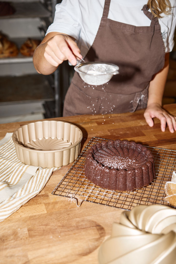 Für das richtige Finish bestäubt Lilian ihren Schokokuchen nach dem Auskühlen auf einem Rost von Nordwik noch mit Puderzucker.