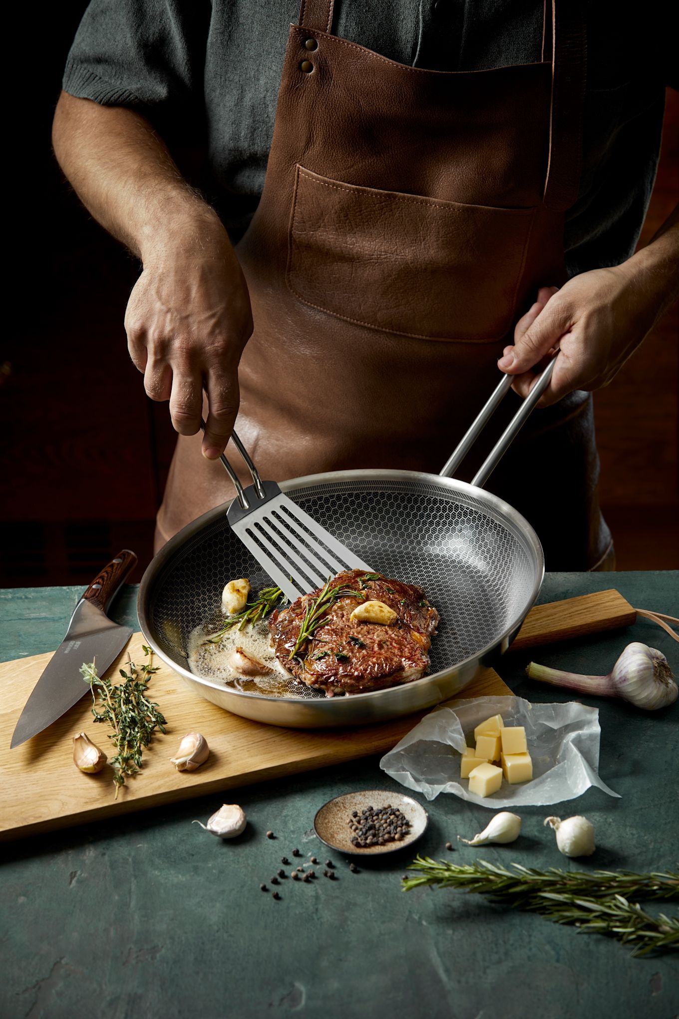 Mit der Eva Trio Mosaic Pfanne von Eva Solo gelingt Ihr Steak perfekt. Für den letzten Schliff wurde es hier mit Butter, Knoblauch und Rosmarin aromatisiert.