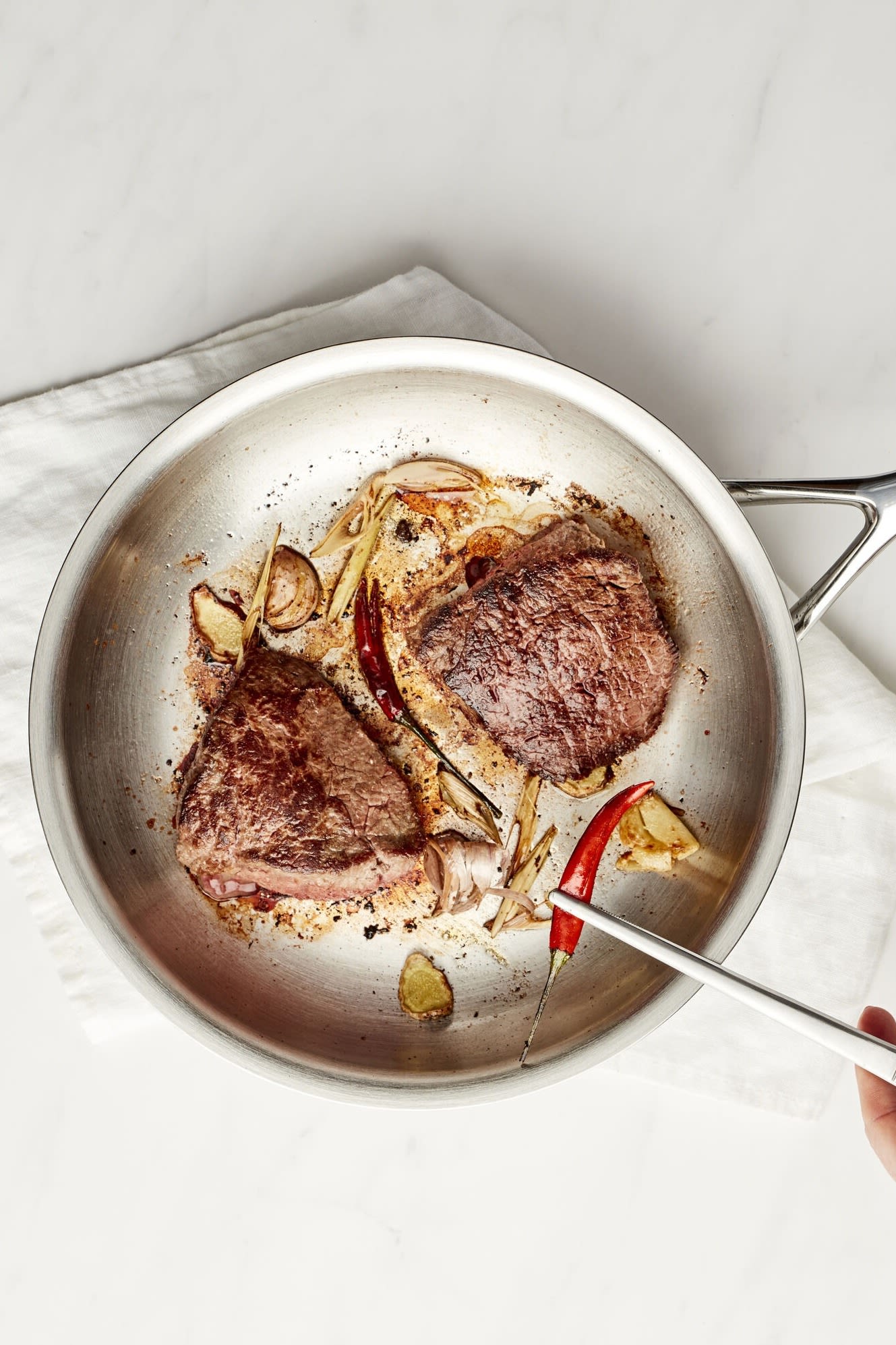 Braten Sie das Steak scharf an, damit es perfekt wird, beispielsweise in der Proline-Pfanne von Demeyere.